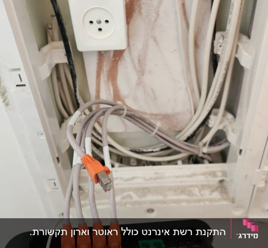 נתב עם כבלים מחוברים ולוח חיבורים חשמלי
